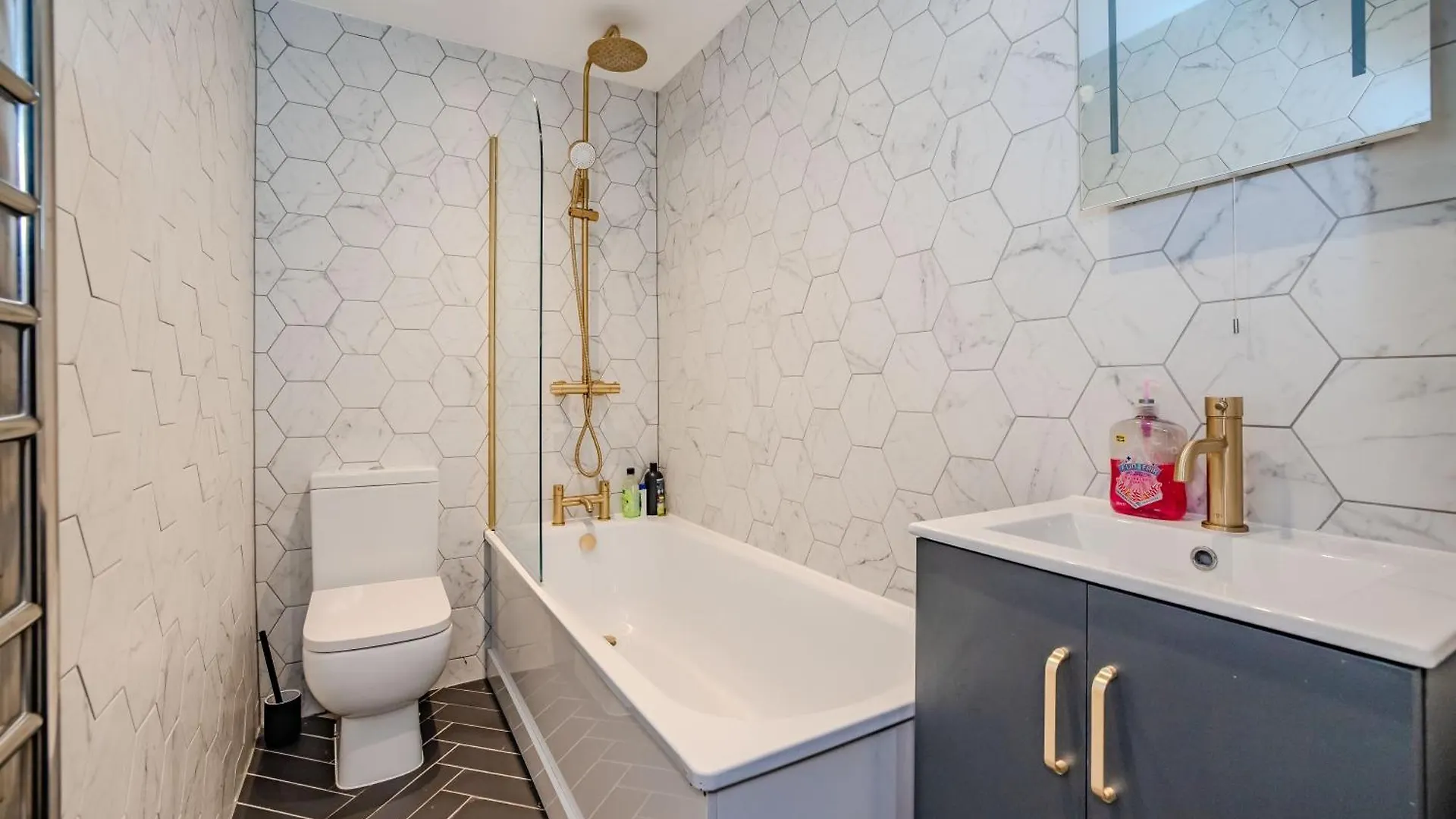 3 Bedroom 2 Bathroom I Super Central Location I Sleep 9 Guests Brighton